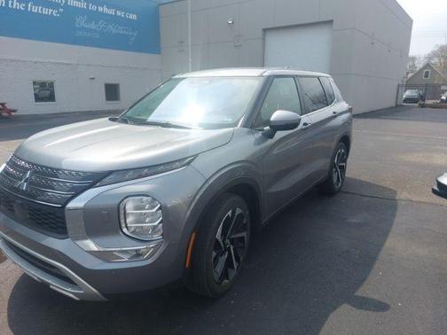 Mercury Gray Metallic 2024 Mitsubishi Outlander SE