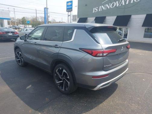 Mercury Gray Metallic 2024 Mitsubishi Outlander SE