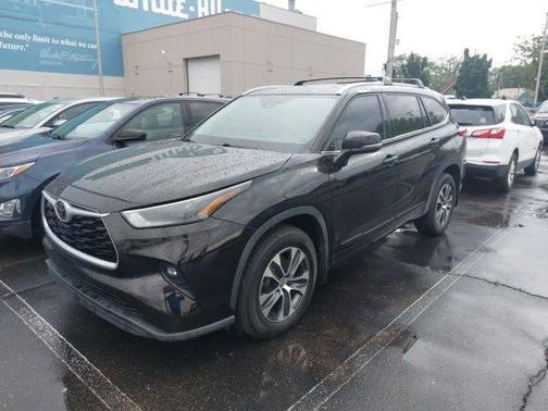 Opulent Amber 2022 Toyota Highlander XLE