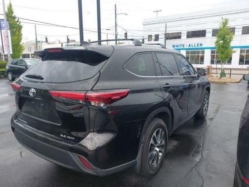 Opulent Amber 2022 Toyota Highlander XLE