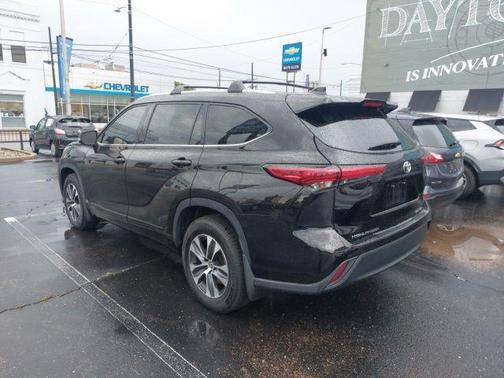 Opulent Amber 2022 Toyota Highlander XLE