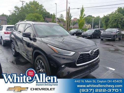 Opulent Amber 2022 Toyota Highlander XLE