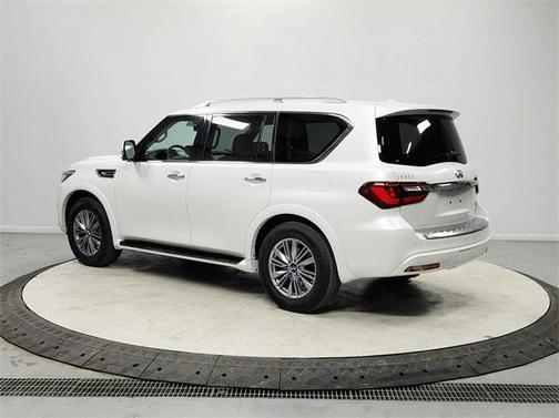 2023 INFINITI QX80 Luxe