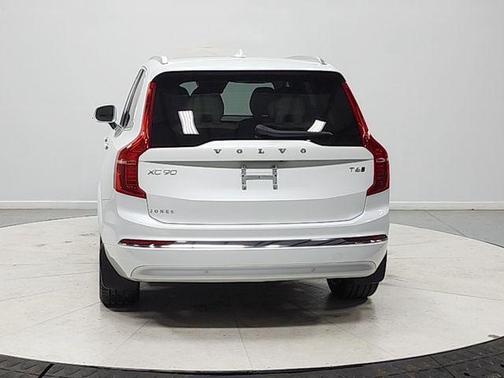 Crystal White Metallic 2022 Volvo XC90 T6 Inscription 6 Passenger