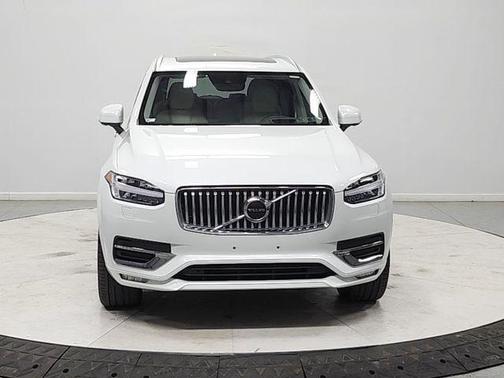 Crystal White Metallic 2022 Volvo XC90 T6 Inscription 6 Passenger