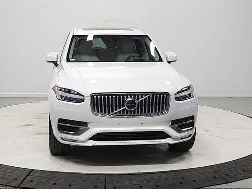 Crystal White Metallic 2022 Volvo XC90 T6 Inscription 6 Passenger