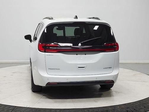 Bright White Clearcoat 2023 Chrysler Pacifica Limited