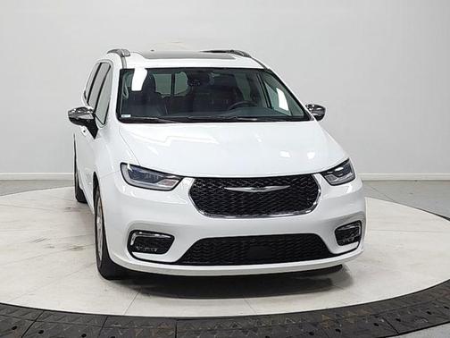 Bright White Clearcoat 2023 Chrysler Pacifica Limited