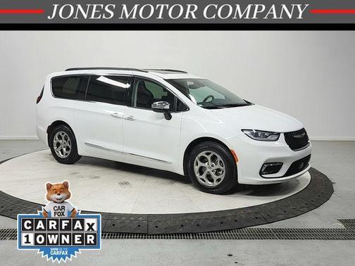 Bright White Clearcoat 2023 Chrysler Pacifica Limited