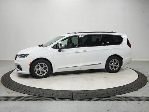 Bright White Clearcoat 2023 Chrysler Pacifica Limited