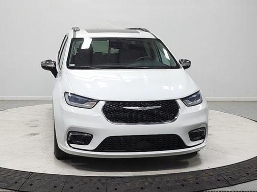 Bright White Clearcoat 2023 Chrysler Pacifica Limited