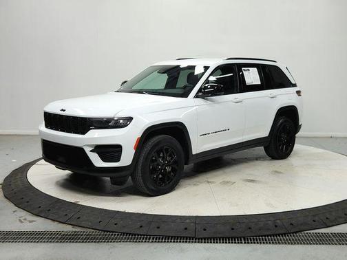 Bright White Clearcoat 2024 Jeep Grand Cherokee Laredo