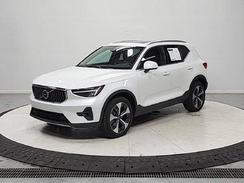 Crystal White Metallic 2024 Volvo XC40 B5 Plus Bright Theme