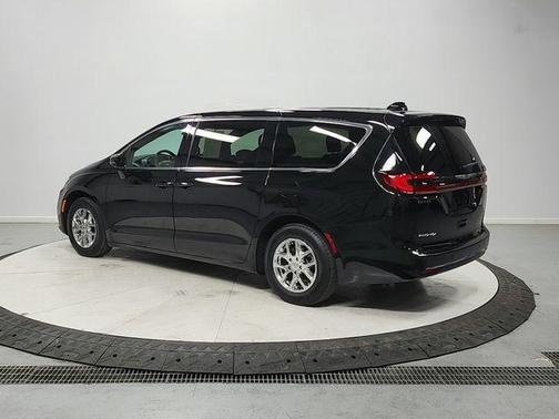 Diamond Black 2025 Chrysler Pacifica Select