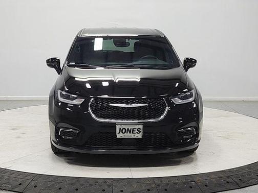 Diamond Black 2025 Chrysler Pacifica Select