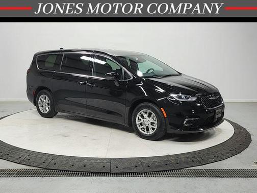 Diamond Black 2025 Chrysler Pacifica Select