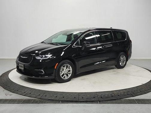 Diamond Black 2025 Chrysler Pacifica Select