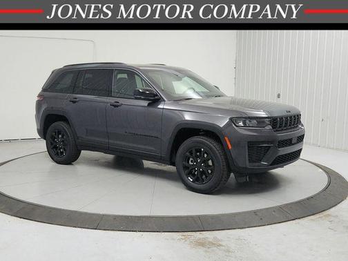 Metallic 2026 Jeep Grand Cherokee Laredo