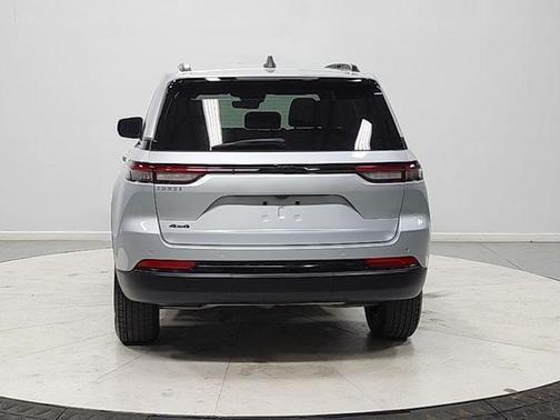 Silver Zynith 2025 Jeep Grand Cherokee Laredo
