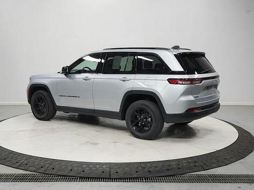 Silver Zynith 2025 Jeep Grand Cherokee Laredo
