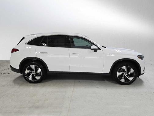 Polar White 2024 Mercedes-Benz GLC 300
