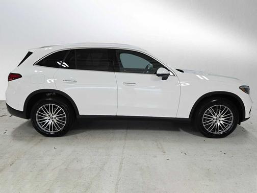 Polar White 2026 Mercedes-Benz GLC 300