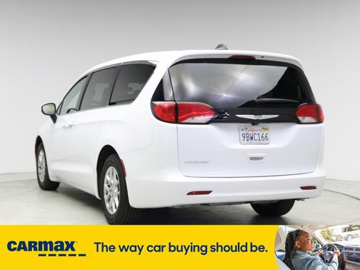 2022 Chrysler Voyager LX