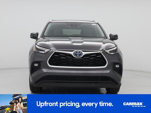 Gray 2022 Toyota Highlander Hybrid XLE