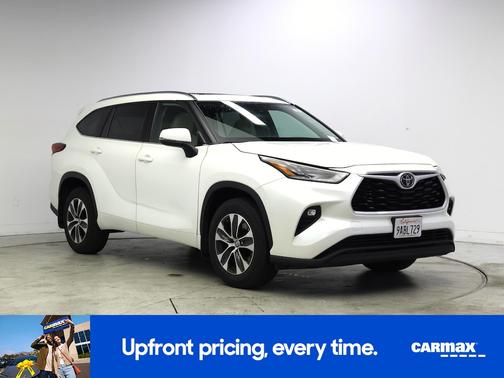 White 2021 Toyota Highlander XLE