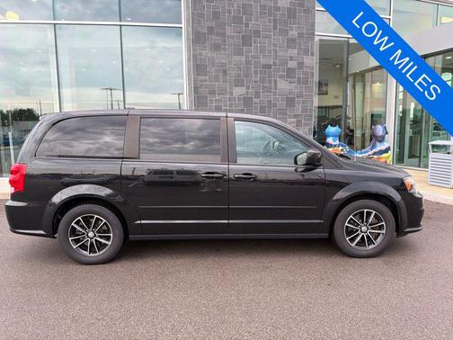 Brilliant Black Crystal Pearlcoat 2016 Dodge Grand Caravan SXT