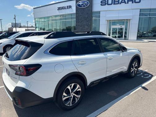 Crystal White Pearl 2022 Subaru Outback Limited