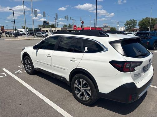 Crystal White Pearl 2022 Subaru Outback Limited