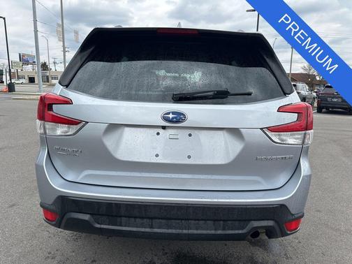 Ice Silver Metallic 2022 Subaru Forester Premium