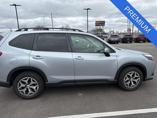 Ice Silver Metallic 2022 Subaru Forester Premium