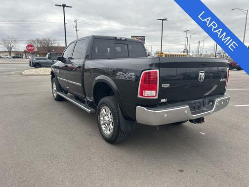 Brilliant Black Crystal Pearlcoat 2018 RAM 2500 Laramie Crew Cab 4x4 6'4' Box