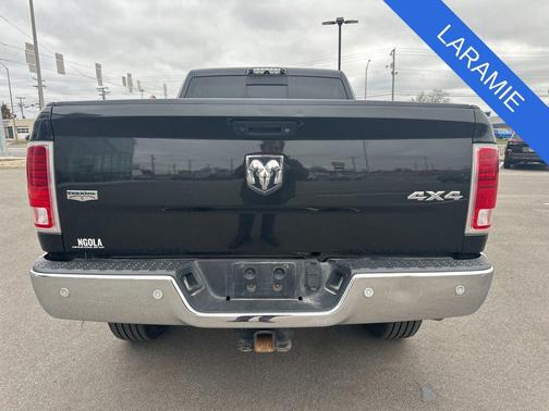 Brilliant Black Crystal Pearlcoat 2018 RAM 2500 Laramie Crew Cab 4x4 6'4' Box