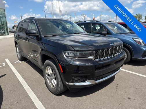 Diamond Black Crystal Pearlcoat 2023 Jeep Grand Cherokee L Laredo