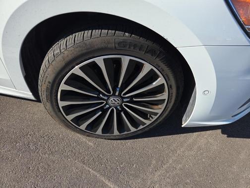 2022 Volkswagen Passat 2.0T Limited Edition