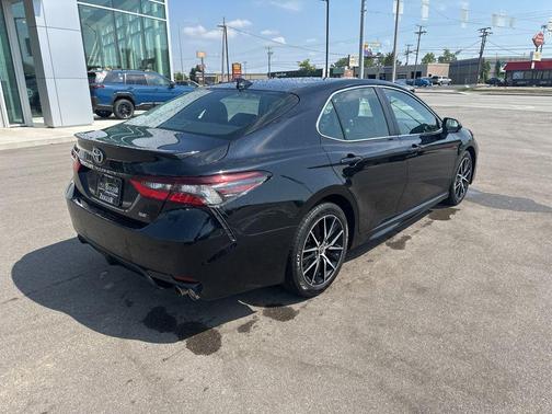 Midnight Black Metallic 2021 Toyota Camry SE