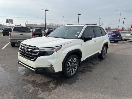 Crystal White Pearl 2025 Subaru Forester Touring