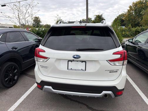 Crystal White Pearl 2024 Subaru Forester Touring