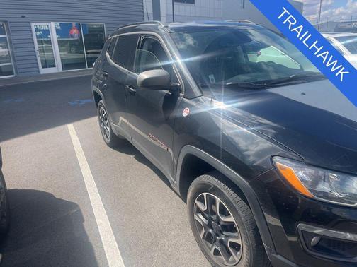 Diamond Black Crystal Pearlcoat 2018 Jeep Compass Trailhawk