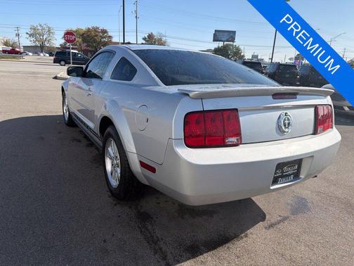 Silver Clearcoat Metallic 2008 Ford Mustang Deluxe