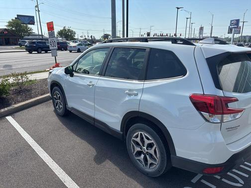 Crystal White Pearl 2022 Subaru Forester Premium
