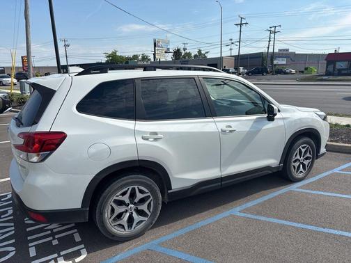 Crystal White Pearl 2022 Subaru Forester Premium