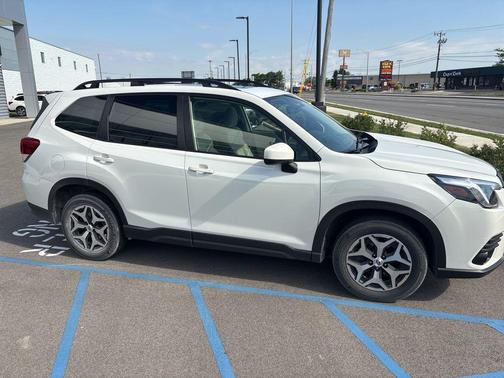 Crystal White Pearl 2022 Subaru Forester Premium