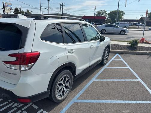Crystal White Pearl 2022 Subaru Forester Premium
