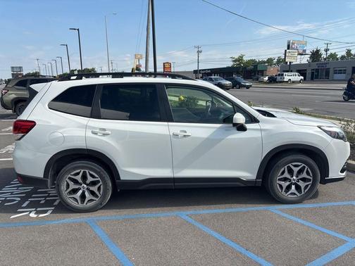 Crystal White Pearl 2022 Subaru Forester Premium