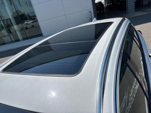 White Frost Tricoat 2018 Buick Regal TourX Essence