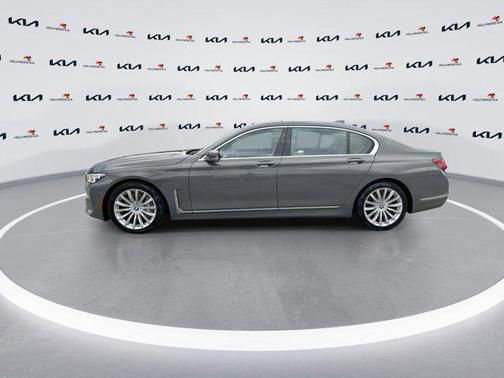 Bernina Grey Amber Effect Metallic 2022 BMW 740 i